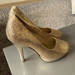 Women’s Gold Sparkle Pump size 5.5 by Touch Ups.
